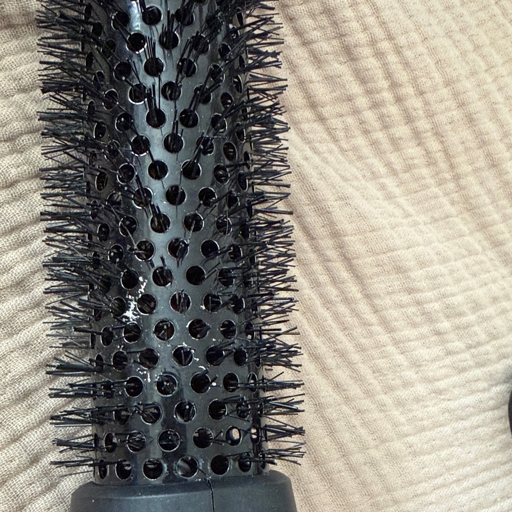 Revlon Round Brush Dryer & Styler - Red and Black - Picture 5 of 5
